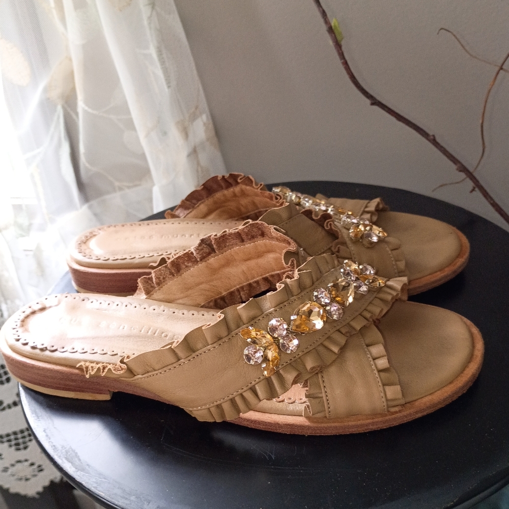 ANTES MUERTA QUE SENCILLA Leather Tan Embellished Women's Sandals Size5.Like New